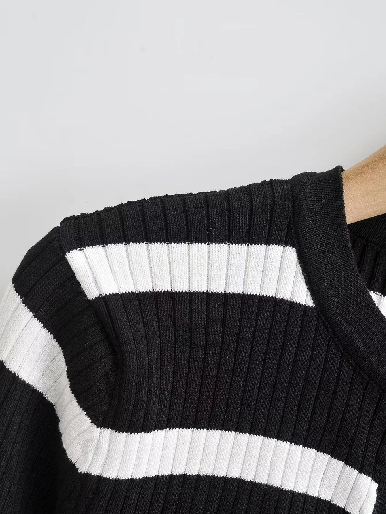 Retro Black White Striped Color Matching Sweater Cardigan Autumn Winter Elegant Metal Buckle Short Coat Women