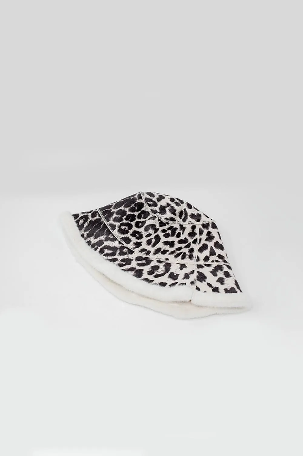 Reversible Bucket Hat In Leopard Print In Ecru